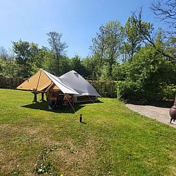 Omringd door natuur, de tent van Huisje in Schagerbrug biedt rust en privacy aan de Noordzeekust van Noord-Holland.