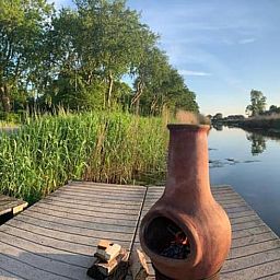 Pittoresk uitzicht op het water bij Huisje in Schagerbrug, Noordzeekust, perfect voor een avond bij het haardvuur.