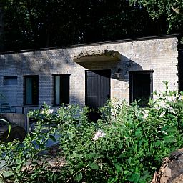 Buitenkant van Vakantiehuisje in Schagerbrug, Noordzeekust, Noord-Holland omgeven door groene natuur en rust.