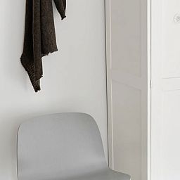 Detail van interieur in Vakantiehuisje in Schagerbrug, Noordzeekust, Noord-Holland met moderne stoel en opbergkast.