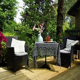 Gezellige binnenruimte van De Egelhut in Bergen, Noordzeekust. Vakantiehuis met sfeervolle eethoek en moderne keuken in Noord-Holland.