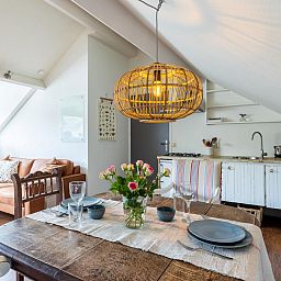 Gezellige binnenruimte van De Egelhut, een vakantiehuis in Bergen aan de Noordzeekust, Noord-Holland, met houten interieur en comfortabele zithoek.