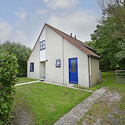 Vooraanzicht van de vrijstaande vakantiewoning in Julianadorp aan Zee aan de Noordzeekust.