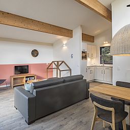 Umzaeunter Garten im Beach Resort Ooghduyne, 4-Personen-Hundevilla in Julianadorp aan Zee, Nordholland.