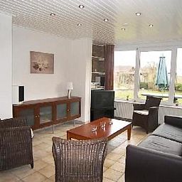 Beach and pavilion near vacation home NH080 in Julianadorp aan Zee, North Holland, ideal for relaxation on the North Sea coast.