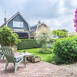Luftaufnahme des NH093 Ferienhauses mit gruenem Garten in Warmenhuizen, Nordseekueste.