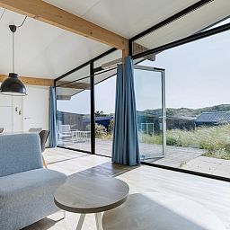 Helles Wohnzimmer des Sea House Special Ferienhauses in Overveen mit Blick auf die Duenen an der Nordseekueste, Nordholland.