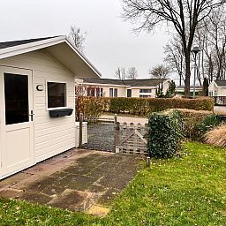 Freistehendes Haus in Halfweg, Nordseekste, Nordholland, mit gemtlicher Terrasse und grner Umgebung, ideales Ferienhaus zum Entspannen.