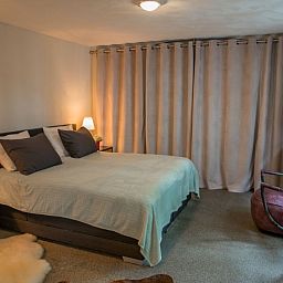 Comfortabele slaapkamer in Casa Allegria, Bergen, Noordzeekust, met sfeervolle verlichting en luxe beddengoed.