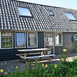 Terras met picknicktafel bij Vakantiehuis in Andijk, ideaal voor buiten dineren, gelegen aan de IJsselmeerkust in Noord-Holland.