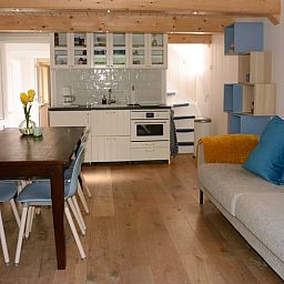 Gezellige binnenruimte van Vakantiehuis in Andijk met open keuken en eetgedeelte, vlakbij de IJsselmeerkust in Noord-Holland.