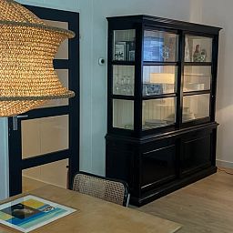 Gemuetliches Interieur des Ferienhauses in Andijk, Nordholland, mit stilvoller Einrichtung und stimmungsvollem Licht an der IJsselmeerkueste.