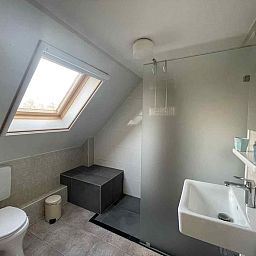 Stilvolles Kuechendesign im Ferienhaus NH251, Medemblik, Nordholland mit altem Porzellanschrank.