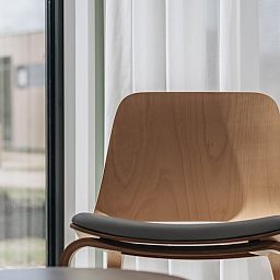 Stilvolle Wandleuchte in Lodge 4C, einem Ferienhaus in Wijdenes, IJsselmeerkueste, Nordholland, mit moderner Inneneinrichtung.