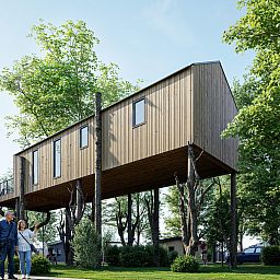 Freistehendes Haus in Enkhuizen, ein Ferienhaus in Nordholland, umgeben von grnen Bumen und einer ruhigen Umgebung an der Kste des IJsselmeers.