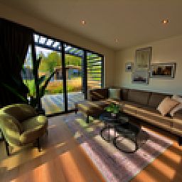 Gemtliches Wohnzimmer im freistehenden Haus in Enkhuizen mit Blick auf die grne Umgebung der IJsselmeerkste in Nordholland.