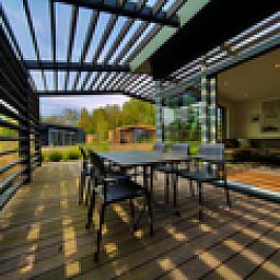 Veranda des Einfamilienhauses in Enkhuizen, Nordholland, mit Blick auf die grne Umgebung und den modernen Auenbereich.