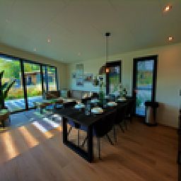 Gemtlicher Innenbereich des freistehenden Hauses in Enkhuizen, Nordholland, mit Blick auf den Garten und das moderne Esszimmer.