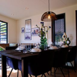 Gemtliches Esszimmer in einem freistehenden Haus in Enkhuizen, Ferienhaus an der Kste des IJsselmeers in Nordholland, mit Blick auf den Garten.