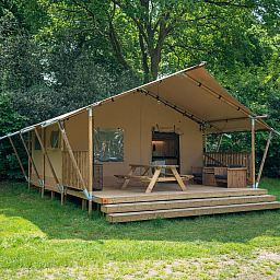 Gemuetliches Interieur des Safarizeltes 2-4ST in Huizen mit Holzkueche und Essbereich, ideal fuer Glamping an der IJsselmeerkueste.