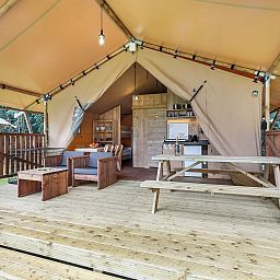 Der gedeckte Esstisch im Safarizelt 2-4ST, Huizen, Nordholland, bietet eine gemuetliche Atmosphaere waehrend Ihres Urlaubs.