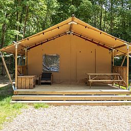 Innenbereich des Safarizeltes 2-4ST in Huizen mit Blick auf die Veranda, ideal fuer ein Glamping-Erlebnis an der IJsselmeerkueste.