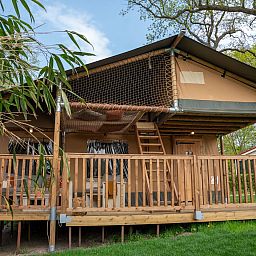 Moderne badkamer in safaritent 6-8ST in Huizen, Noord-Holland, met houten afwerking.