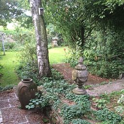 Rustieke tuinpad bij Vakantiehuis in Edam, omgeven door natuur in Noord-Holland.