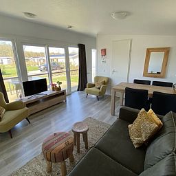 Gemtliches Wohnzimmer im freistehenden Haus in Bovenkarspel, IJsselmeerkste, Nordholland, mit grozgiger Sitzecke und Blick auf den Garten.