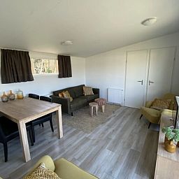 Gemtliches Wohnzimmer eines freistehenden Hauses in Bovenkarspel, Ferienhaus an der Kste des IJsselmeers, Nordholland, mit komfortabler Sitzecke.