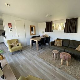 Gemtlicher Innenbereich des freistehenden Hauses in Bovenkarspel, Ferienhaus an der IJsselmeerkste in Nordholland, mit moderner Einrichtung.