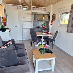 Ruime binnenruimte van Chalet EuroParcs Markermeer, Bovenkarspel, met open keuken en eetgedeelte.