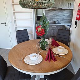 Gezellige eetruimte in de Vrijstaande woning in Bovenkarspel, IJsselmeerkust. Vakantiehuis met stijlvol interieur in Noord-Holland.