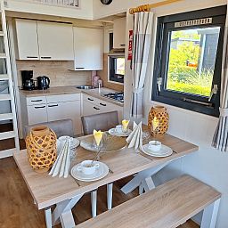 Gemtlicher Essbereich im freistehenden Haus in Bovenkarspel, Ferienhaus an der Kste des IJsselmeers, Nordholland, mit moderner Kche.