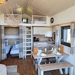 Gemtlicher Innenbereich eines freistehenden Hauses in Bovenkarspel, einem Ferienhaus an der Kste des IJsselmeers in Nordholland mit moderner Kche.