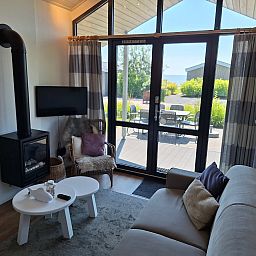 Moderne Kche im freistehenden Haus in Bovenkarspel, Ferienhaus an der IJsselmeerkste, Nordholland, mit Blick auf den Garten.