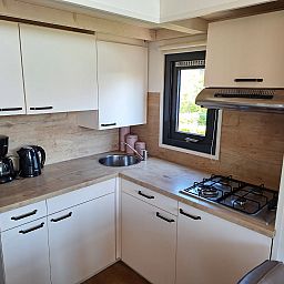 Gemtliches Schlafzimmer in einem freistehenden Haus in Bovenkarspel, an der Kste des IJsselmeers in Nordholland gelegen, mit bequemen Betten.