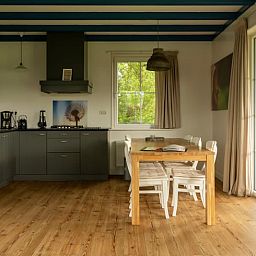 Geniessen Sie die moderne Kueche und den Essbereich im Ferienhaus in Schellinkhout, ideal fuer einen entspannten Aufenthalt an der IJsselmeerkueste.