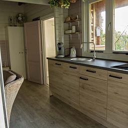 Gemuetliche Kueche im Ferienhaus in Benningbroek, Ferienhaus an der IJsselmeerkueste in Nordholland, mit Holzinterieur und viel Licht.