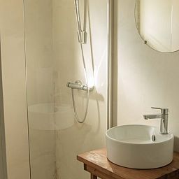 Modernes Badezimmer im Ferienhaus in Benningbroek, einem Ferienhaus an der Kueste des IJsselmeers in Nordholland, mit stilvollem Waschbecken und Dusche.