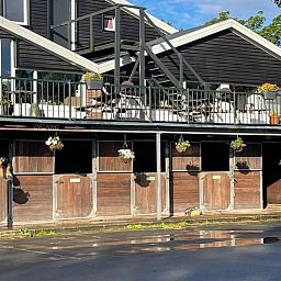 Huisje in Kwadijk, ein Ferienhaus in Nordholland, bietet eine schoene Terrasse mit Blick auf die laendliche Umgebung der IJsselmeerkueste.