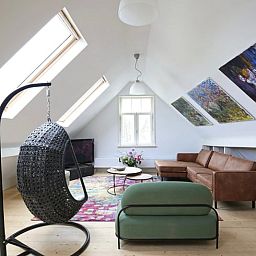 Stilvolles Wohnzimmer in Cottage in Kwadijk, Ferienhaus an der IJsselmeerkueste, Nordholland, mit moderner Einrichtung und natuerlichem Licht.