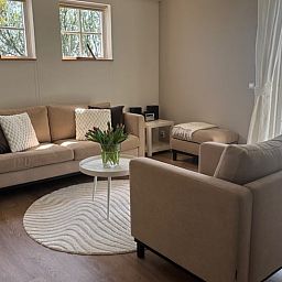 Helles Wohnzimmer in Cottage in Anna Paulowna, Ferienhaus in Nordholland, mit gemuetlicher Sitzecke.
