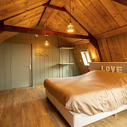 Gezellige eetruimte bij NH495 vakantiehuis in Sint-Pancras, Noord-Holland.