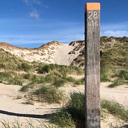 Luftaufnahme des NH392 Ferienhauses in Schoorl, Nordholland mit Terrasse.