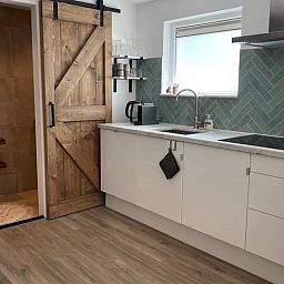 Essbereich im Freien im Ferienhaus in Schoorl, Nordholland Nord, Nordholland, perfekt fuer Mahlzeiten im Freien.