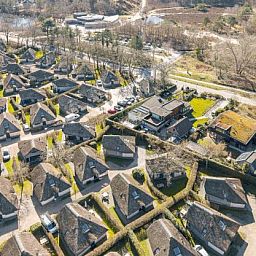 Luchtfoto van de Vrijstaande woning in Schoorl, een vakantiehuis in Noord-Holland, omringd door natuur en rustieke omgeving.