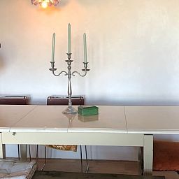 Stilvolles Esszimmer mit Kandelaber in Haus in Schoorl, Ferienhaus in Nordholland Nord.