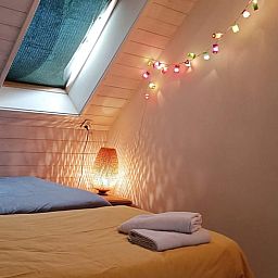 Attraktives Schlafzimmer mit Dachfenster in Haus in Schoorl, Ferienhaus in Nordholland Nord.