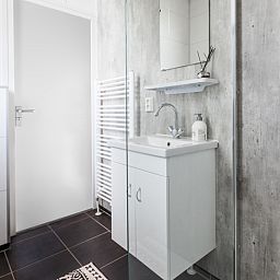 Modernes Badezimmer im Modul 5 Personen Ferienhaus in Berkhout, Nordholland, mit stilvoller Einrichtung und komfortabler Ausstattung.